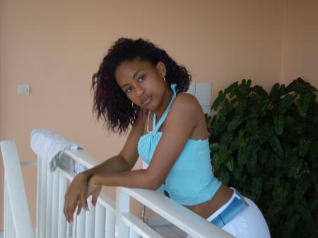 {`*._ >*moi*< _..*'}